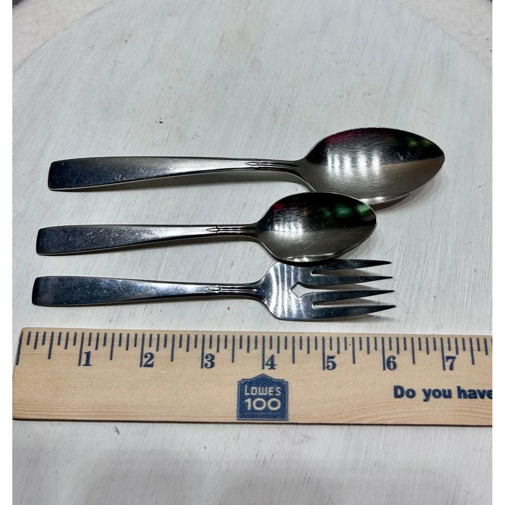 Oneidacraft Deluxe Stainless Lasting Rose Flatware Set 15 Pieces Spoons Forks